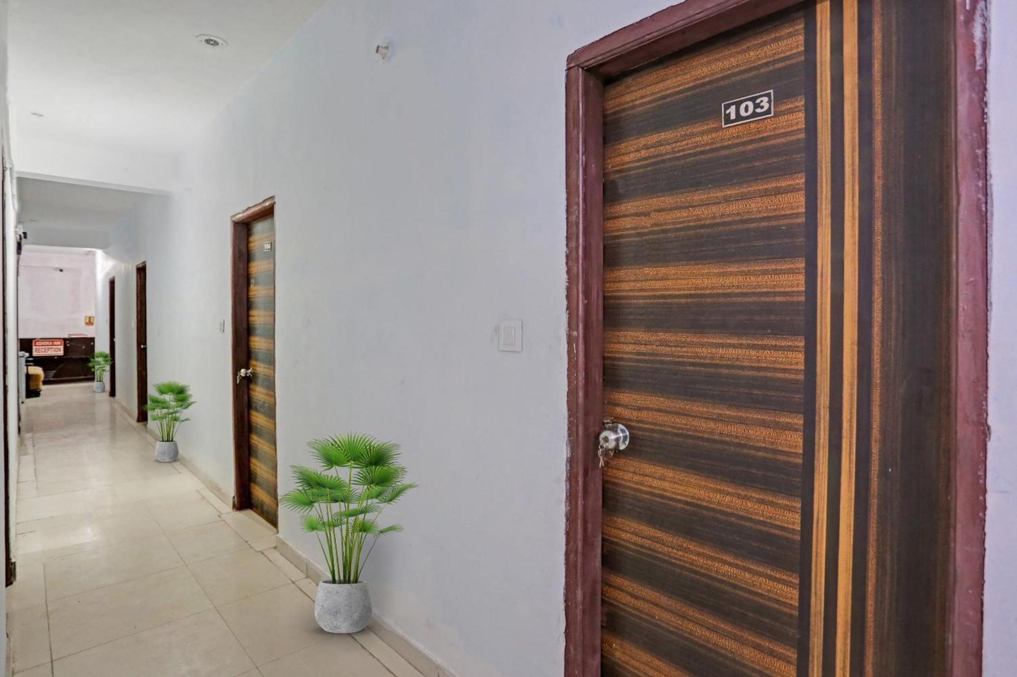 Hotel O Imperial Residency Near Dashrath Puri Metro Station Нью-Дели Экстерьер фото